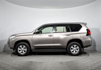 Подержанный автомобиль Toyota Land Cruiser Prado 2019 года (7 фото)