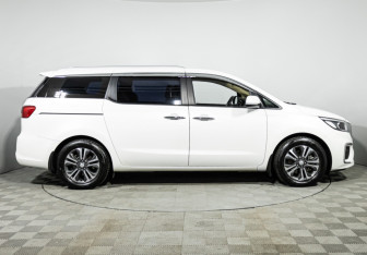 Подержанный автомобиль Kia Carnival 2020 года (4 фото)