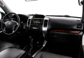Подержанный автомобиль Toyota Land Cruiser Prado 2003 года (9 фото)