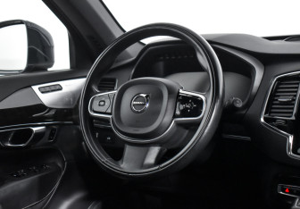 Подержанный автомобиль Volvo XC90 2017 года (17 фото)