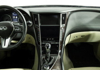 Подержанный автомобиль Infiniti Q50 2017 года (14 фото)