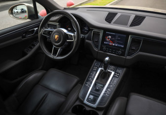 Подержанный автомобиль Porsche Macan 2018 года (10 фото)