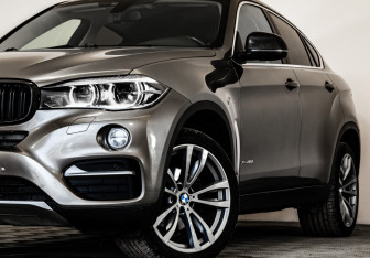 Подержанный автомобиль BMW X6 2017 года (2 фото)