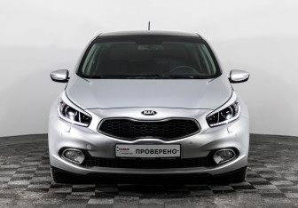 Подержанный автомобиль Kia Ceed Hatchback 2013 года (3 фото)