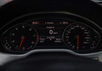 Подержанный автомобиль Audi A8 2011 года (13 фото)