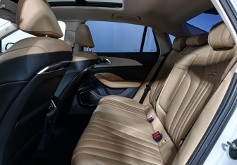 Подержанный автомобиль Hongqi H5 2023 года (13 фото)