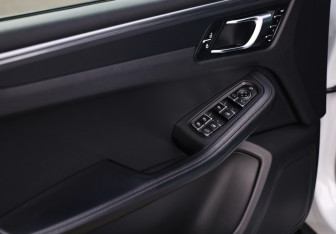 Подержанный автомобиль Porsche Macan 2021 года (20 фото)