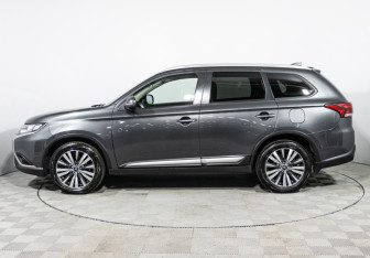 Подержанный автомобиль Mitsubishi Outlander 2020 года (8 фото)