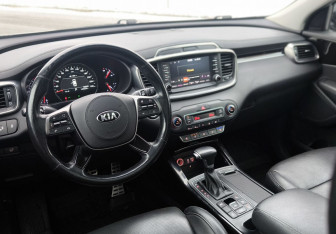Подержанный автомобиль Kia Sorento 2018 года (24 фото)