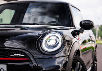 Подержанный автомобиль MINI Hatch 2020 года (2 фото)