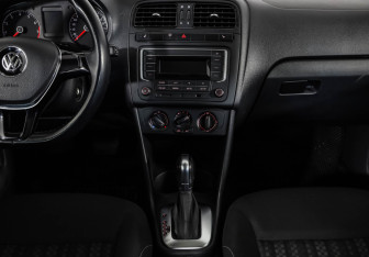 Подержанный автомобиль Volkswagen Polo Sedan 2016 года (13 фото)