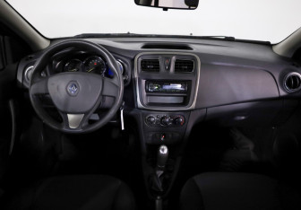 Подержанный автомобиль Renault Logan Sedan 2015 года (9 фото)