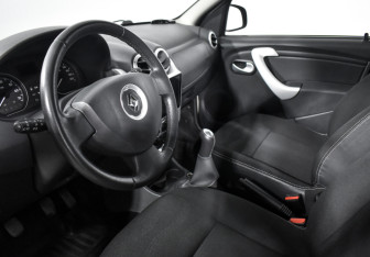 Подержанный автомобиль Renault Sandero 2012 года (9 фото)
