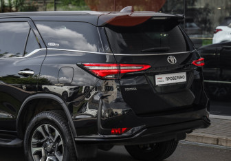 Подержанный автомобиль Toyota Fortuner 2021 года (12 фото)