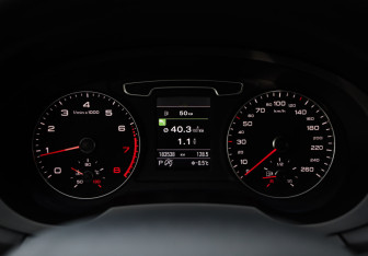 Подержанный автомобиль Audi Q3 2012 года (12 фото)