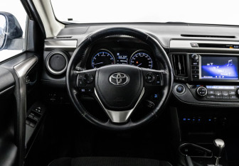 Подержанный автомобиль Toyota RAV4 2018 года (12 фото)
