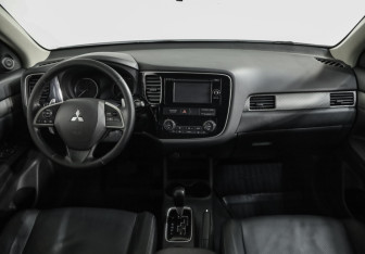 Подержанный автомобиль Mitsubishi Outlander 2014 года (10 фото)
