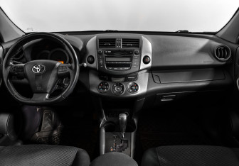 Подержанный автомобиль Toyota RAV4 2010 года (14 фото)