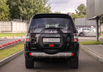 Подержанный автомобиль Mitsubishi Pajero 2018 года (7 фото)