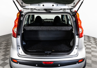 Подержанный автомобиль Nissan Note 2006 года (18 фото)