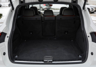 Подержанный автомобиль Porsche Cayenne 2016 года (38 фото)