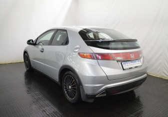 Подержанный автомобиль Honda Civic Hatchback 2008 года (7 фото)