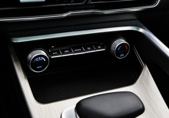 Подержанный автомобиль Geely Coolray 2023 года (17 фото)