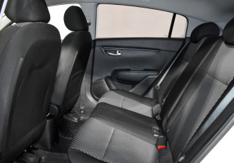 Подержанный автомобиль Kia Rio Hatchback 2018 года (11 фото)