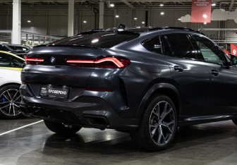 Подержанный автомобиль BMW X6 2022 года (8 фото)