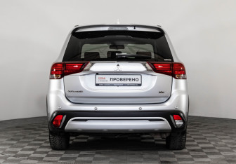 Подержанный автомобиль Mitsubishi Outlander 2021 года (6 фото)