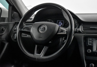 Подержанный автомобиль Skoda Rapid Liftback 2015 года (15 фото)