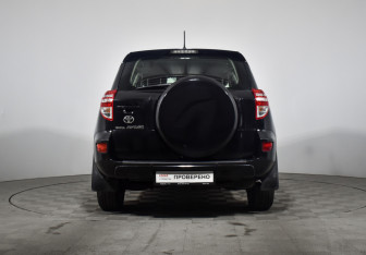 Подержанный автомобиль Toyota RAV4 2011 года (6 фото)