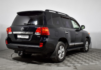 Подержанный автомобиль Toyota Land Cruiser Suv 2012 года (6 фото)