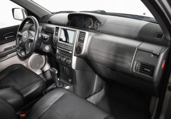 Подержанный автомобиль Nissan X-Trail 2006 года (12 фото)