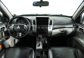 Подержанный автомобиль Mitsubishi Pajero Sport 2011 года (13 фото)