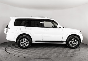 Подержанный автомобиль Mitsubishi Pajero 2011 года (4 фото)