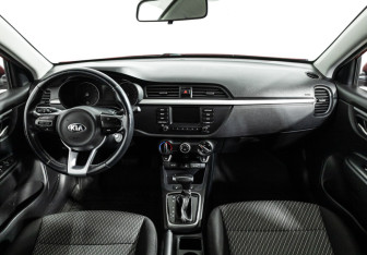 Подержанный автомобиль Kia Rio Sedan 2018 года (13 фото)