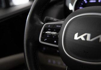 Подержанный автомобиль Kia Carnival 2023 года (20 фото)