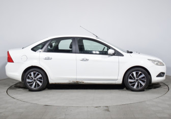 Подержанный автомобиль Ford Focus Sedan 2011 года (4 фото)