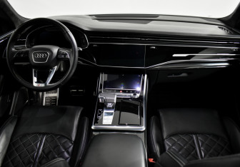 Подержанный автомобиль Audi Q8 2019 года (15 фото)