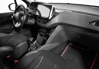 Подержанный автомобиль Peugeot 208 2013 года (12 фото)