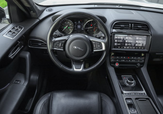 Подержанный автомобиль Jaguar F-Pace 2020 года (15 фото)