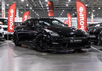 Подержанный автомобиль Nissan GT-R 2011 года (3 фото)