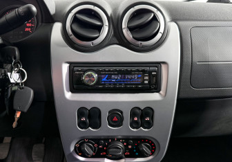 Подержанный автомобиль Renault Sandero 2014 года (16 фото)