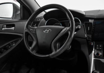 Подержанный автомобиль Hyundai Sonata 2012 года (15 фото)