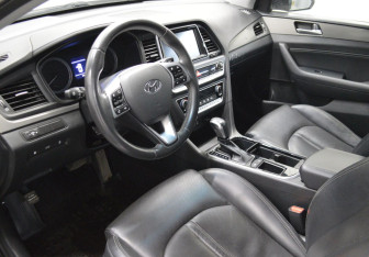 Подержанный автомобиль Hyundai Sonata 2019 года (10 фото)