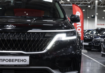 Подержанный автомобиль Kia Carnival 2021 года (5 фото)