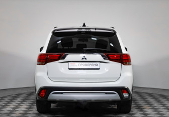 Подержанный автомобиль Mitsubishi Outlander 2021 года (5 фото)
