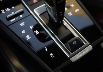 Подержанный автомобиль Porsche Cayenne 2021 года (24 фото)