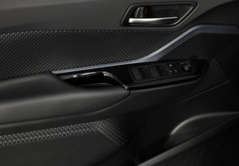 Подержанный автомобиль Toyota C-HR 2021 года (21 фото)